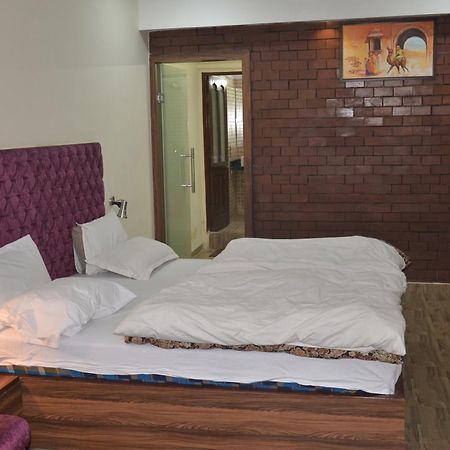 Hotel Khajuraho Regency Бопал Екстериор снимка