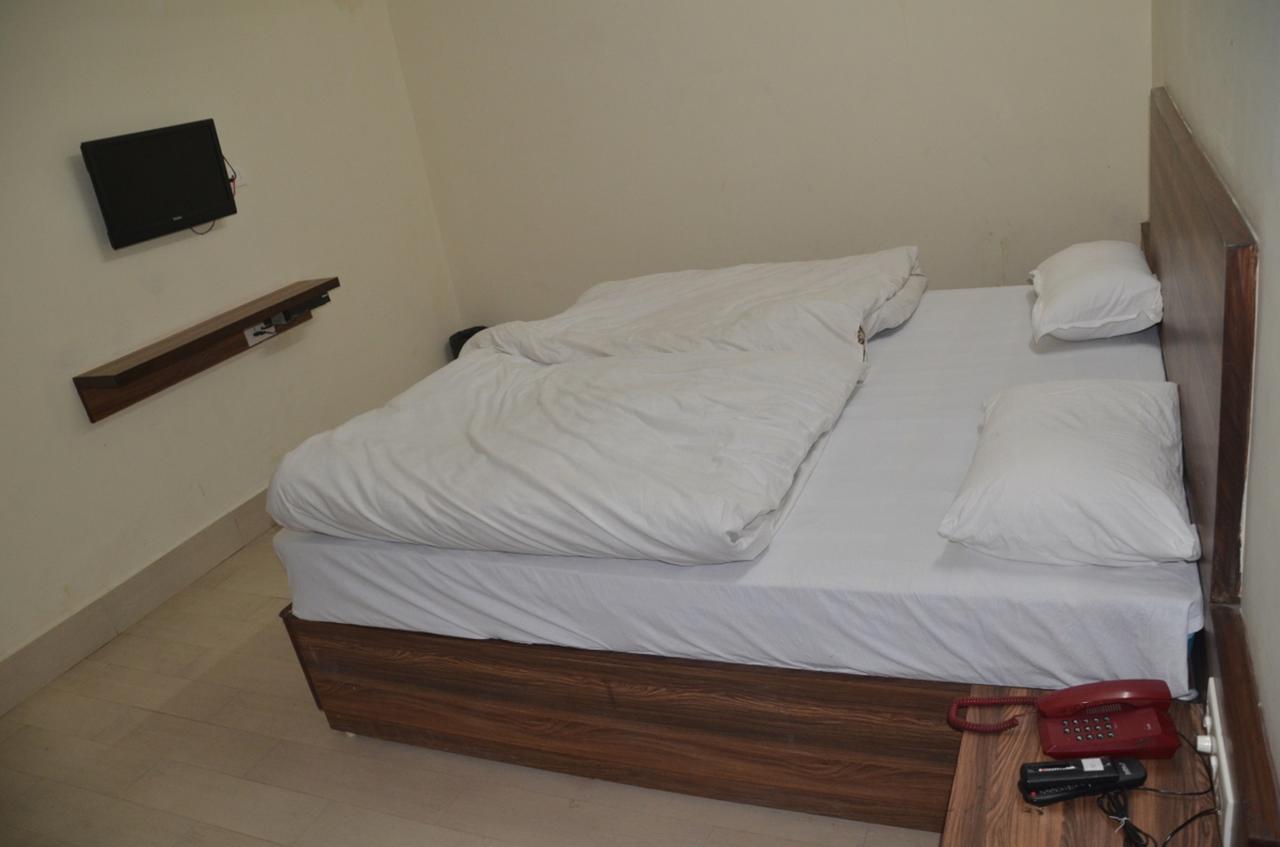 Hotel Khajuraho Regency Бопал Екстериор снимка