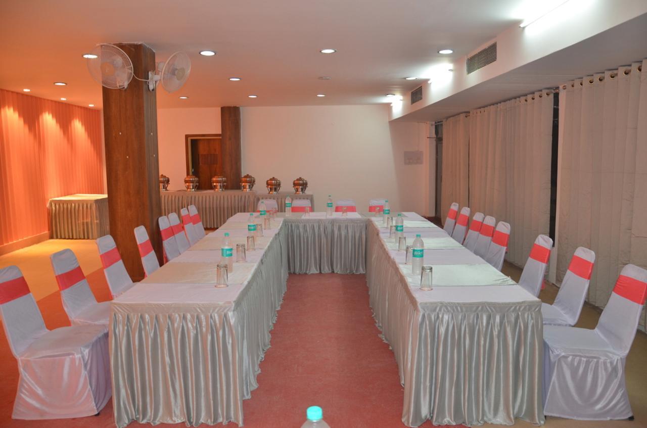 Hotel Khajuraho Regency Бопал Екстериор снимка