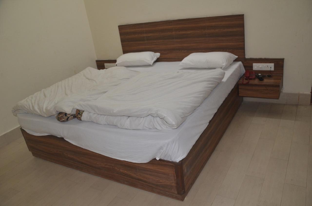 Hotel Khajuraho Regency Бопал Екстериор снимка