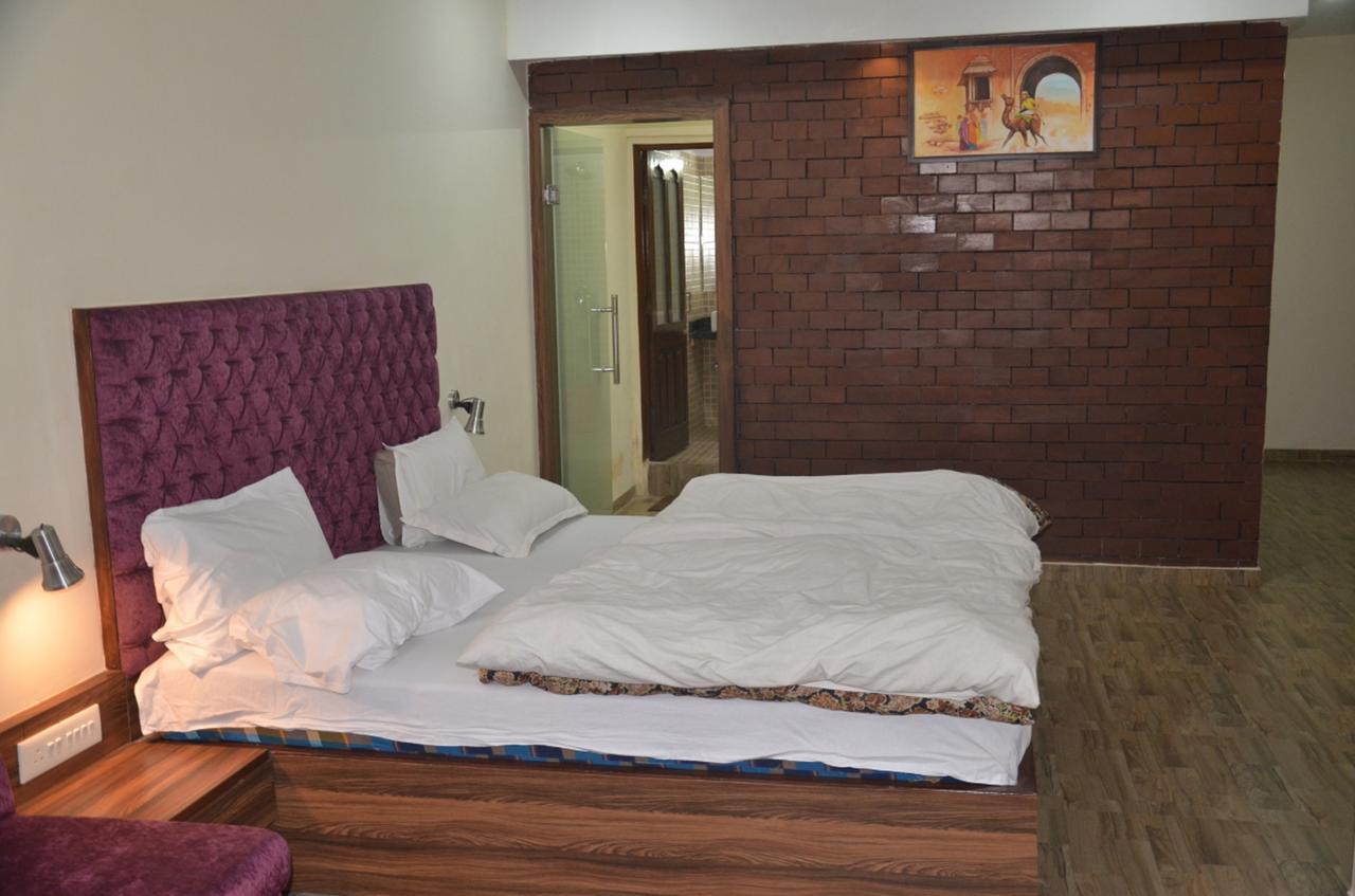 Hotel Khajuraho Regency Бопал Екстериор снимка